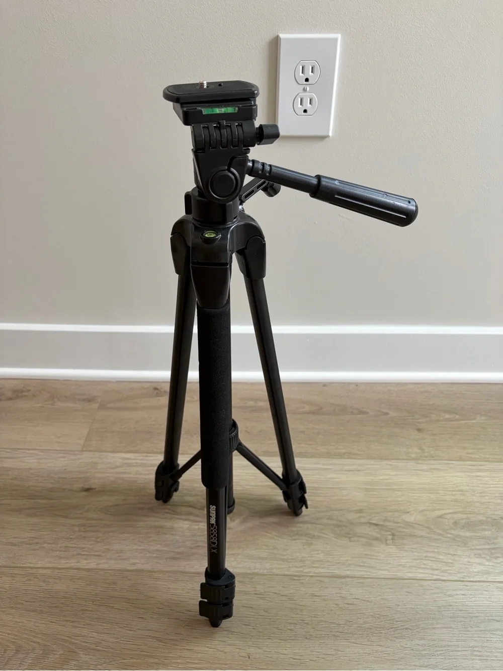 Lightweight Black Camera Sunpak 5858DLX Tripod with 3-Way Pan Head Like New